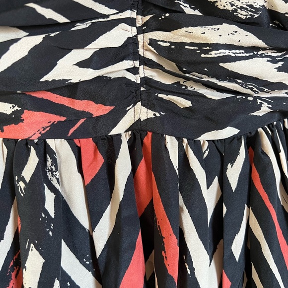 Independent French brand dress for current trend of black and red mixed design - Picture 3 of 4